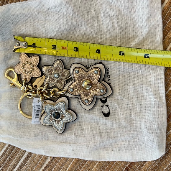 BNWT Coach Leather Sparkle Flower Key Chain with Gift Bag - Picture 4 of 5